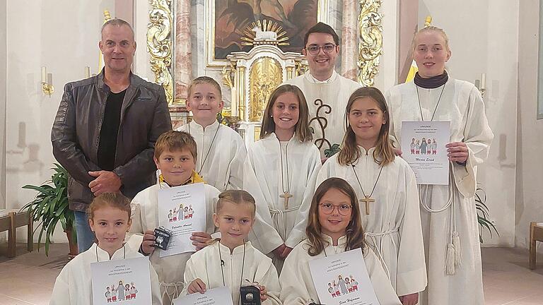 Die Ministranten aus Halsbach mit ihrem Ministrantenbetreuer Achim Schulze und Kaplan Tommy Reißig.