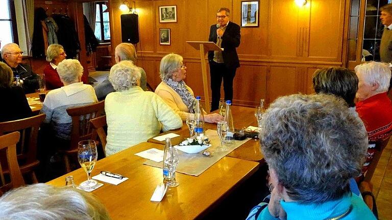 Zum gut besuchten monatlichen Treff des Seniorenclubs Auslese Sommerach hatte das Leitungsteam den ehrenamtlichen Gemeindearchivar Dr. Elmar Hochholzer zu einem Vortrag über die Beziehungen Sommerachs zur Abtei Münsterschwarzach eingeladen.