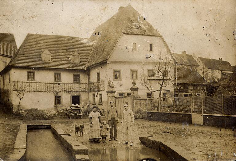 Auf diesem historischen Bild sieht man die ursprüngliche Fassung des Mühlbachs vor der Steinmühle.