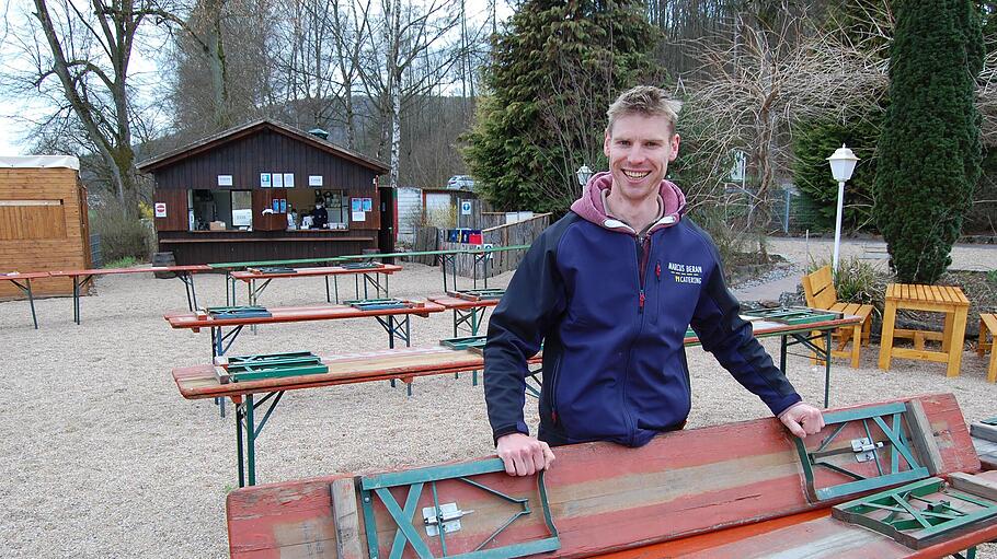 Marcus Beran bereitet den Biergarten am Salinenstrand in Bad Kissingen vor.       -  Marcus Beran bereitet den Biergarten am Salinenstrand in Bad Kissingen vor.