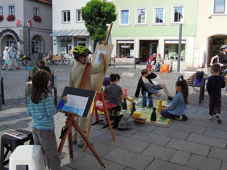 Eltern und Großeltern malten, zeichneten und spielten gemeinsam.