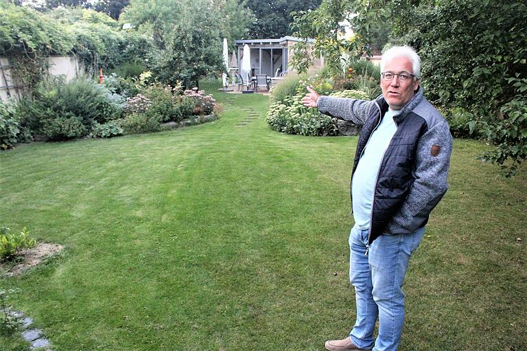 Ansgar Willacker zeigt seinen Garten, der direkt ans Schechs-Gässchen angrenzt.&nbsp;