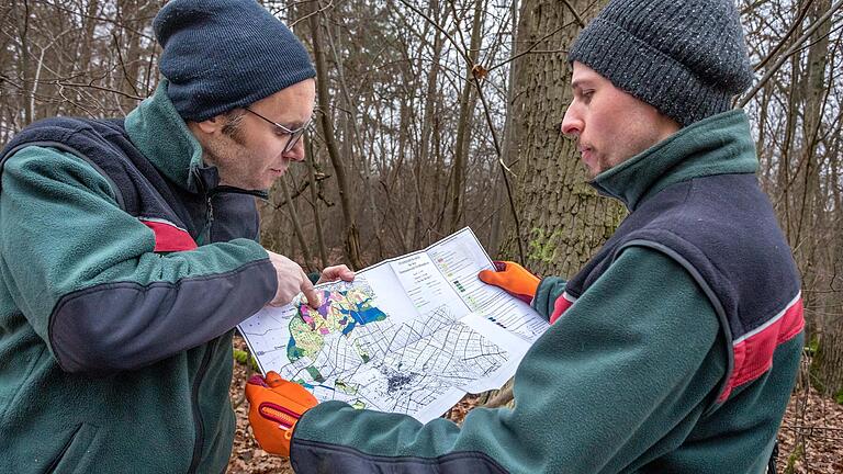 Früher haben Förster ihre Informationen aus Papierkarten erhalten, heute dient das Tablet als Unterstützung. Früher haben Förster ihre Informationen aus Papierkarten erhalten, heute dient das Tablet als Unterstützung.