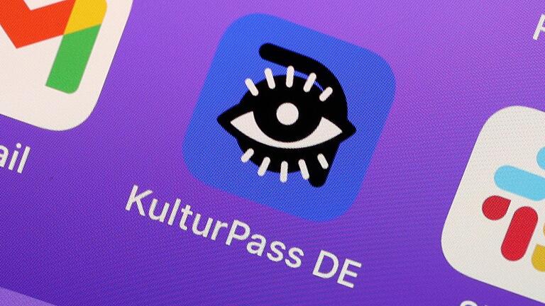 Blick auf die App „KulturPass DE“ auf einem Smartphone. Mit dem Kulturpass erhalten junge Menschen, die 2023 ihren 18. Geburtstag feiern, ein Budget von 200 Euro, das sie für kulturelle Angebote verwenden können. Ab heute steht die App für alle zu... - Blick auf die App „KulturPass DE“ auf einem Smartphone. Mit dem Kulturpass erhalten junge Menschen, die 2023 ihren 18. Geburtstag feiern, ein Budget von 200 Euro, das sie für kulturelle Angebote verwenden können. Ab heute steht die App für alle zum Download zur Verfügung. Damit möchte die Bundesregierung junge Menschen zum Kulturbesuch vor Ort einladen und sie für die Vielfalt der Kultur in unserem Land begeistern. Blick auf die App „KulturPass DE“ auf einem Smartphone. Mit dem Kulturpass erhalten junge Menschen, die 2023 ihren 18. Geburtstag feiern, ein Budget von 200 Euro, das sie für kulturelle Angebote verwenden können. Ab heute steht die App für alle zu... - Blick auf die App „KulturPass DE“ auf einem Smartphone. Mit dem Kulturpass erhalten junge Menschen, die 2023 ihren 18. Geburtstag feiern, ein Budget von 200 Euro, das sie für kulturelle Angebote verwenden können. Ab heute steht die App für alle zum Download zur Verfügung. Damit möchte die Bundesregierung junge Menschen zum Kulturbesuch vor Ort einladen und sie für die Vielfalt der Kultur in unserem Land begeistern.