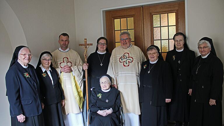 Fünfmal gab es Grund zum Feiern (von links): Sr. Perpetua Hösl, Sr. Paulinia Kohl, Pfarrer Thomas Fuchs aus der Pfarreiengemeinschaft Sanderau, Sr. Katherina-Elisabeth Glombik, Sr. Xaveria Zott, Domkapitular em. Dieterich Seidel, Sr. Scholastika Dietrich, Sr. Gertrudis Seemann und Generaloberin Sr. Rita-Maria Käß.