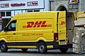 DHL-Zustellfahrzeug       -  Ein Zustellfahrzeug von DHL steht an einer Straße. Der Bonner Logistiker hat in seinem Stammgeschäft - der Brief- und Paketbeförderung in Deutschland - bessere Geschäfte gemacht.