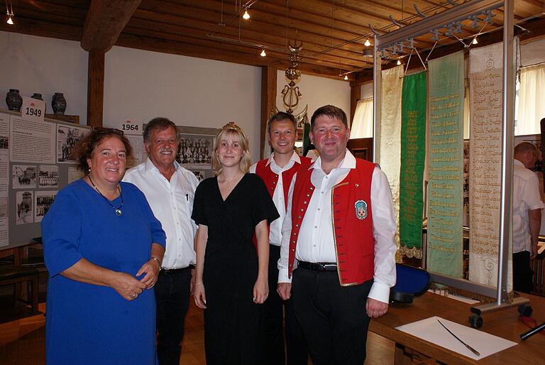 Eine Ausstellung zur 200-jährigen Geschichte des Sommeracher Musikvereins hatte Martin Karl (rechts) organisiert und gab am Wochenende (v.l.n.r.) Bürgermeisterin Elisabeth Drescher, Altbürgermeister Elmar Henke, Weinprinzessin Linda Wirsching und dem Vorsitzenden des Musikvereins Tobias Wörle eine persönliche Führung. Eine Ausstellung zur 200-jährigen Geschichte des Sommeracher Musikvereins hatte Martin Karl (rechts) organisiert und gab am Wochenende (v.l.n.r.) Bürgermeisterin Elisabeth Drescher, Altbürgermeister Elmar Henke, Weinprinzessin Linda Wirsching und dem Vorsitzenden des Musikvereins Tobias Wörle eine persönliche Führung.