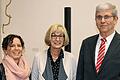 Stellvertretende Bürgermeisterin Karin Model (links) und VdK-Vorsitzender Reinhard Scheller ehrten Sigrid Carda.