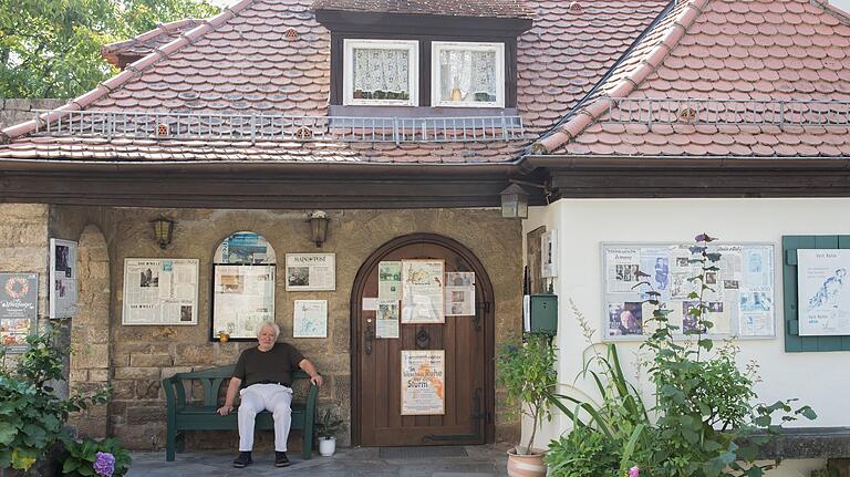 Die Bank vor dem Torturmtheater. Hier mit Hans Hirschmüller, der in der vergangenen Saison in „Ein bisschen Ruhe vor dem Sturm“ von Theresia Walser spielte. Die Bank vor dem Torturmtheater. Hier mit Hans Hirschmüller, der in der vergangenen Saison in „Ein bisschen Ruhe vor dem Sturm“ von Theresia Walser spielte.