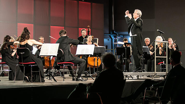 Die Kammerakademie Potsdam spielt am Mittwoch 24.06.20 im Vogel Convention Center in Würzburg beim Mozartfest das erste Live-Konzert seit Corona mit rund 70 Besuchern.