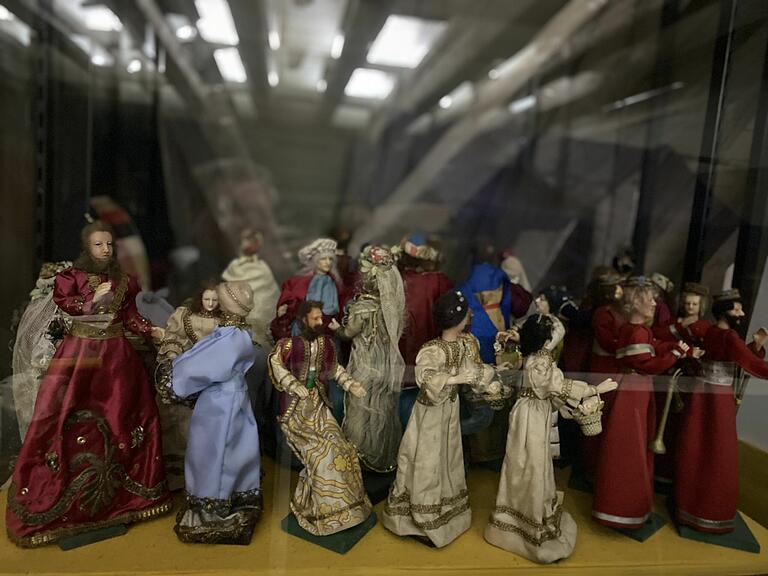 Das Bild zeigt eine Auswahl von Figuren zur Szene „Hochzeit zu Kana“, aufbewahrt zur Zeit im Dachgeschoss des Huttenschlosses Gemünden. Das Bild zeigt eine Auswahl von Figuren zur Szene „Hochzeit zu Kana“, aufbewahrt zur Zeit im Dachgeschoss des Huttenschlosses Gemünden.