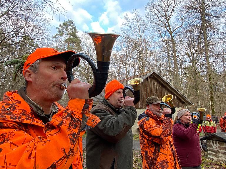 'Sau tot' schallt es aus den Jagdhörnern. Sie gehören zu einer Jagd traditionell dazu. Als Kommunikationsmittel im Revier wurden sie aber von Smartphones längst abgelöst.