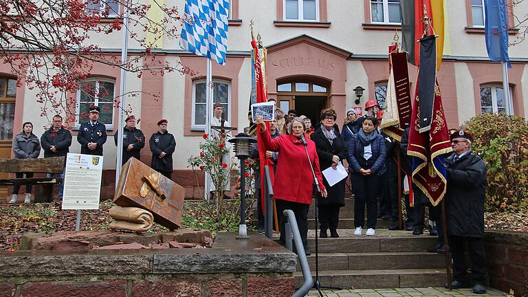 Im Ortskern von Greußenheim, am Rathaus, befindet sich der neue örtliche DenkOrt Deportationen. Bei der Übergabe dabei waren Bürgermeisterin Karin Kuhn (Mitte), die stellvertretende Landrätin Christine Haupt-Kreutzer (Mitte rechts) und Hannelore Hübner (Mitte links), Vorstandsmitglied des Vereins DenkOrt Deportationen Würzburg.