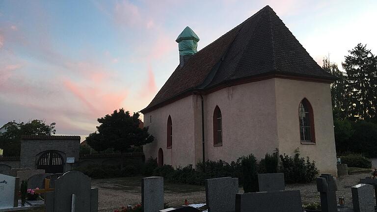 Die Michaelskapelle in Obervolkach ist derzeit wegen Schäden am Gebäude geschlossen. Anfang August 2018 hatte dort der Blitz eingeschlagen. Die Michaelskapelle in Obervolkach ist derzeit wegen Schäden am Gebäude geschlossen. Anfang August 2018 hatte dort der Blitz eingeschlagen.