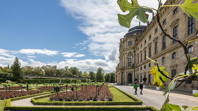 Der Hofgarten der Würzburger Residenz lädt zum Flanieren ein.