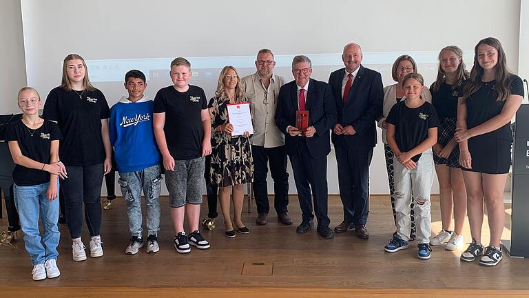 Den Sonderpreis erhielt die Schulfamilie der Udo-Lindenberg-Mittelschule Mellrichstadt. Die Laudatio hielt Johanna Bamberg-Reinwand (Dritte von rechts).