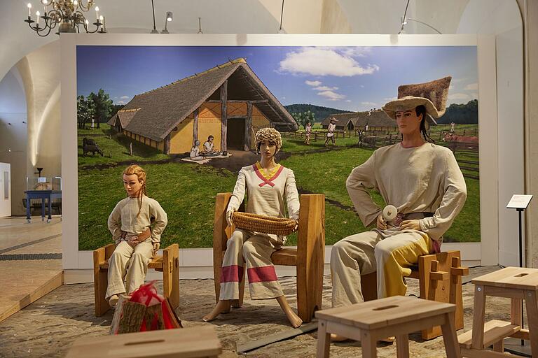 Rekonstruierte Familienszene in der Ausstellung 'Ackern statt Jagen'.