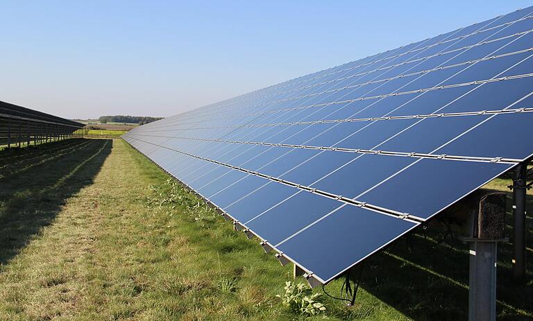Neben der eigentlichen Fläche, die Solarparks brauchen, gibt es noch eine Vorschrift, die den Flächenverbrauch nach oben treibt.