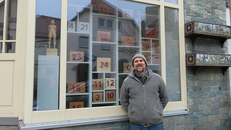 Herwig Kemmerich, Lehrer und Kurator von Ausstellungen der Holzskulpturenschule Bischofsheim, hat in seiner Funktion als Vorsitzender des Fördervereins den Nutzungsvertrag für das Haus Marktplatz 1 unterzeichnet.&nbsp;