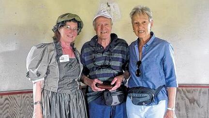 Auf dem Taubenturm in Ochsenfurt am Tag des Weins: Stadtführerin Christa Fritsch (links) mit dem oberbayerischen Touristen Rudolf und Gertraud Stein.