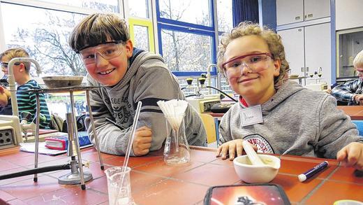 Hier brummt der Bunsenbrenner: Im Chemielabor des Humboldt-Gymnasiums waren Schutzbrillen Pflicht.