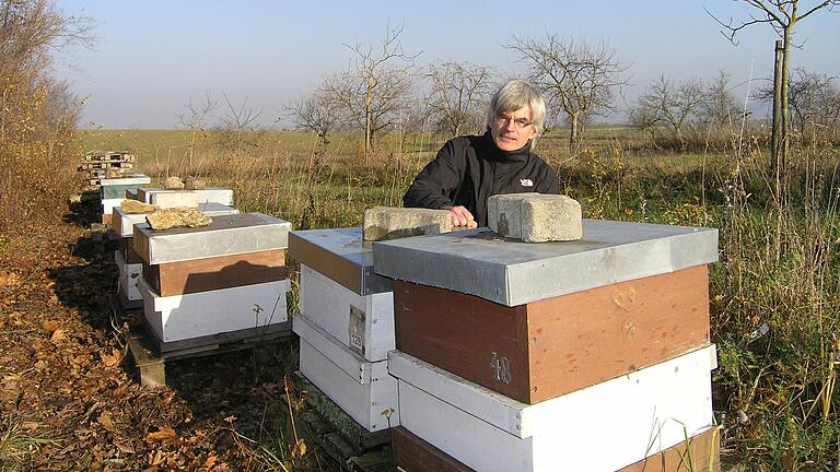 Die Natur hat es Volkhard Warmdt schon immer angetan. Kein Wunder also, dass sein liebster Platz in Wiesenbronn am Kreuz bei den Bienen ist.