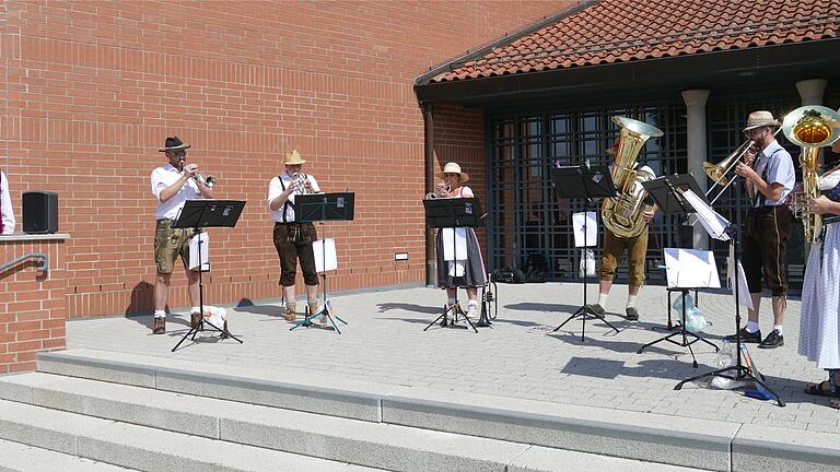 Oberhalb der Kirchentreppe präsentierten (von links) Moderator Reinhard Hüßner, Rüdiger Schmalz, Kilian Wehrwein, Steffi Fröhlich, Fritz Fröhlich, Maximilian König und Michaela Hüßner Musik aus Franken.