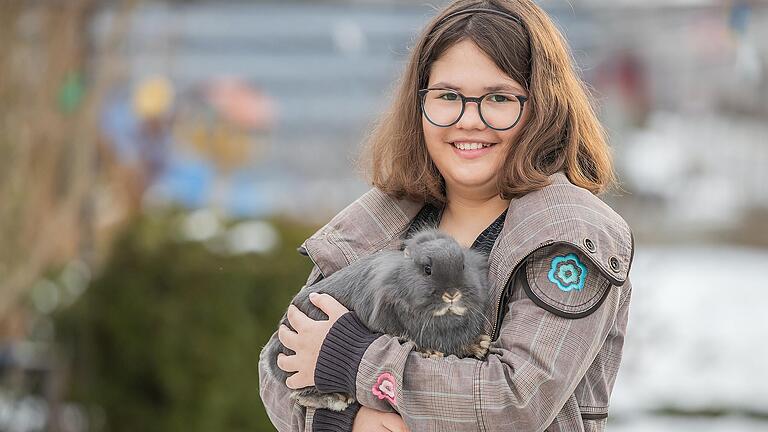 Celine Haas mit ihrem Kaninchen Sky. Man sieht es der Elfjährigen&nbsp;aus Segnitz (Lkr. Kitzingen) nicht an, dass sie an einer sehr seltenen Krankheit leidet.&nbsp;