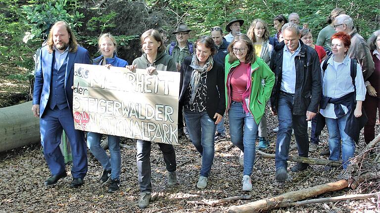 Präsenz zeigen beim Thema Nationalpark Steigerwald, darauf kam es der großen Delegation der Grünen beim Ortsbesuch im Steigerwald bei Ebrach an. Mit dabei waren (vorne von links) Anton Hofreiter, (Fraktionssprecher der Grünen im Bundestag), Katharina Schulze (Fraktionsvorsitzende im bayerischen Landtag), Manuela Rottmann (Bundestagsabgeordnete) und (vorne Zweiter von rechts) Paul Knoblach (Landtagsabgeordneter).