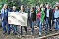 Präsenz zeigen beim Thema Nationalpark Steigerwald, darauf kam es der großen Delegation der Grünen beim Ortsbesuch im Steigerwald bei Ebrach an. Mit dabei waren (vorne von links) Anton Hofreiter, (Fraktionssprecher der Grünen im Bundestag), Katharina Schulze (Fraktionsvorsitzende im bayerischen Landtag), Manuela Rottmann (Bundestagsabgeordnete) und (vorne Zweiter von rechts) Paul Knoblach (Landtagsabgeordneter).