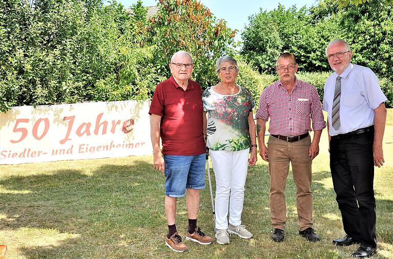 Sie repräsentieren die Geschichte der Eigenheimervereinigung Gernach: die Vorsitzenden Roland Pohli, Vorsitzender von 2008 bis 2016 (links), Margot Trauner-Weilhöfer (Vorsitzende von 1991 bis 2008), Dieter Dietz, Vorsitzender ab 2014 und Georg Grembler, Mitglied im Landesvorstand des Eigenheimerverbandes Bayern.