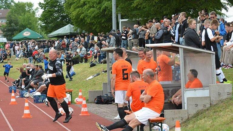 Eine tolle Kulisse bot der Dr.-Hans-Weiß-Sportpark Bad Kissingen mit 1050 Zuschauenden.       -  Eine tolle Kulisse bot der Dr.-Hans-Weiß-Sportpark Bad Kissingen mit 1050 Zuschauenden.