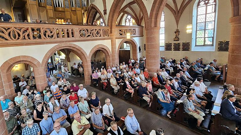 Voll besetzt war die Stadtpfarrkirche in Ebern am Sonntag, als Pater Rudolf Theiler offiziell in den Ruhestand verabschiedet wurde Voll besetzt war die Stadtpfarrkirche in Ebern am Sonntag, als Pater Rudolf Theiler offiziell in den Ruhestand verabschiedet wurde
