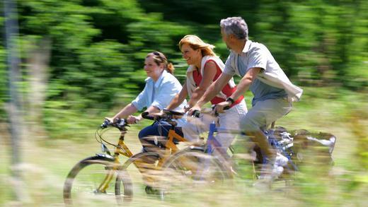 Spaß auf dem Fahrrad       -  Radfahren macht Spaß - Bayern, Mecklenburg-Vorpommern und Brandenburg sind nach der neuen «Radreiseanalyse» die beliebtesten Regionen für den Urlaub auf zwei Rädern. Foto: ADFC/Marcus Gloger