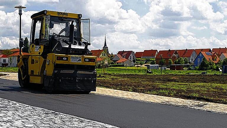 Iphofen wächst um weitere 57 Bauplätze       -  (elz)   Noch ehe der zweite Abschnitt des Baugebietes Hündlein im Iphöfer Westen überhaupt fertig ist, stehen die Interessenten bereits Schlange. 38 der 57 Bauplätze sind nach den Worten von Bürgermeister Josef Mend &bdquo;verbindlich reserviert&ldquo;. Für die Grundstücke setzt die Stadt 100 Euro pro Quadratmeter an, fünf Euro mehr als für die 56 städtischen Bauplätze im ersten Abschnitt. Bauinteressenten müssen allerdings die von vornherein geschaffene Regenwasserzisterne (5500 Euro) und auch den Gasanschluss (1785 Euro) mitbezahlen. Der Preis für ein 600 Quadratmeter großes Grundstück erhöht sich damit auf 112 Euro je Quadratmeter. Für die zwölf Sonderflächen, auf denen das Bauen außerhalb der strengen Richtlinien des Bebauungsplans und der fränkischen Bauweise möglich ist, liegen bereits Reservierungen vor.