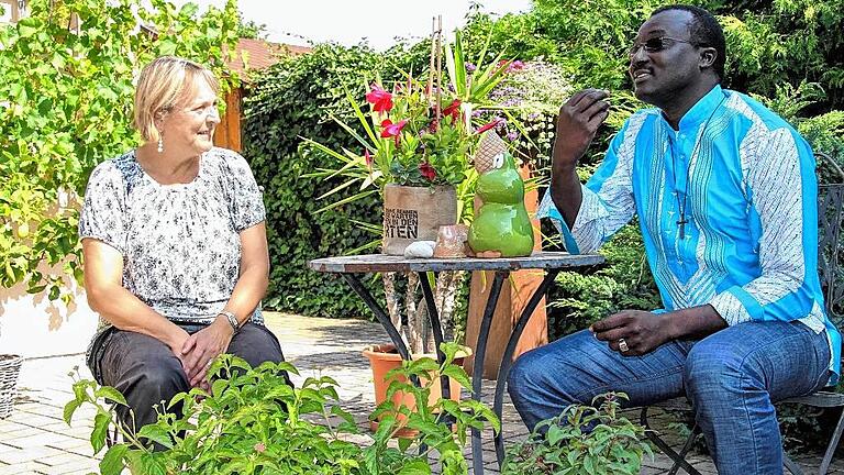 Familiär lebt es sich für Abbé Aloyse Sene im Hause von Gabi und Oskar Schüßler.