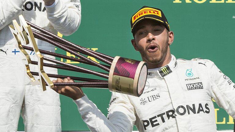 Sieger       -  Der britische Mercedes-Pilot Lewis Hamilton feiert seinen Triumph in Montréal. Foto: Paul Chiasson