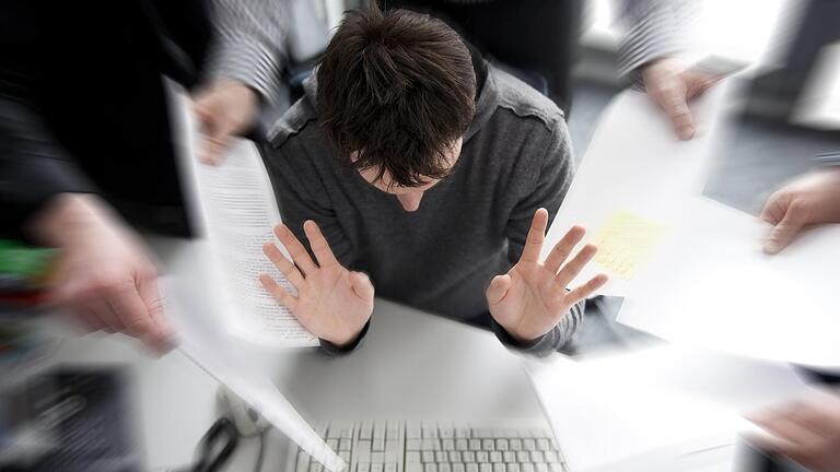 Stress auf der Arbeit ist für viele Menschen Alltag. Für die Gesundheit ist es aber wichtig, auch mal 'Nein' zu sagen. Foto: Jens Schierenbeck, dpa       -  Stress auf der Arbeit ist für viele Menschen Alltag. Für die Gesundheit ist es aber wichtig, auch mal 'Nein' zu sagen. Foto: Jens Schierenbeck, dpa