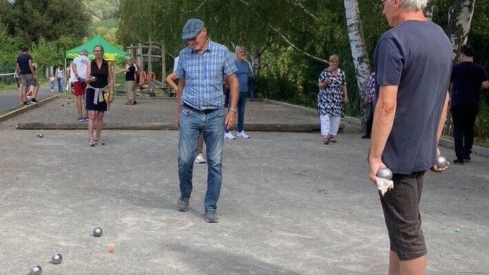 Wer liegt wohl näher am 'Schweinchen', hieß es beim ZweiUferLand-Boule-Turnier in&nbsp;Margetshöchheim.