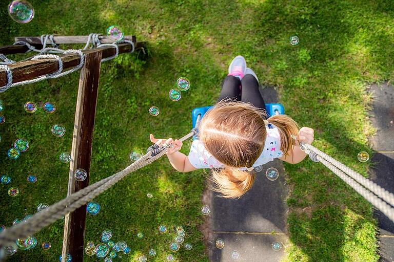 Das Gewinnerfoto aus der Kategorie 'Spielorte' stammt von Bernadette Hofmann und trägt den Titel 'Auf der Schaukel'. Das Gewinnerfoto aus der Kategorie 'Spielorte' stammt von Bernadette Hofmann und trägt den Titel 'Auf der Schaukel'.