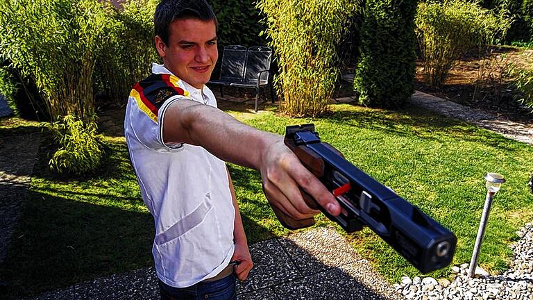 Treffsicher: Mit der olympischen Schnellfeuerpistole wurde der 20-jährige Ralf Hehn doppelter Europameister bei den Junioren. Nun rückt der Thulbaer in den deutschen Erwachsenen-Kader auf. Treffsicher: Mit der olympischen Schnellfeuerpistole wurde der 20-jährige Ralf Hehn doppelter Europameister bei den Junioren. Nun rückt der Thulbaer in den deutschen Erwachsenen-Kader auf.
