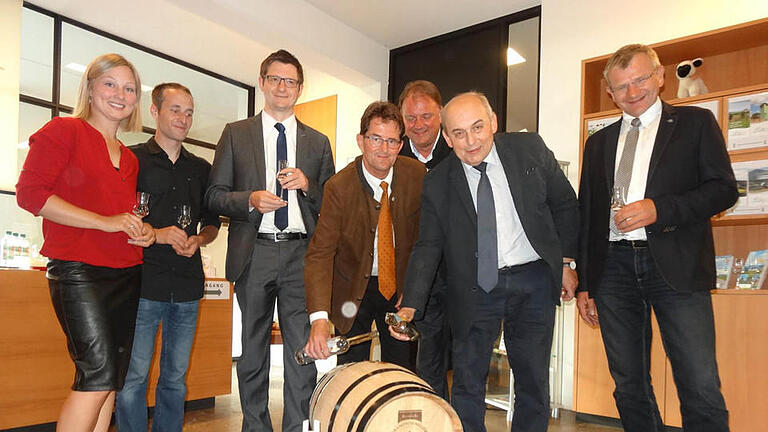 Die letzten Tropen des Zwetschgen-Edelbrand wurden von den stellvertretenden Landräten Peter Suckfüll und Alfred Schrenk in das Fass gefüllt. Das Bild zeigt von links: Franziska Bischof, Andreas Lutz, Mathias Gerstner, Peter Suckfüll, Michael Pfaff, Alfred Schrenk und Hubert Fröhlich. Foto: Marion Eckert - Die letzten Tropen des Zwetschgen-Edelbrand wurden von den stellvertretenden Landräten Peter Suckfüll und Alfred Schrenk in das Fass gefüllt. Das Bild zeigt von links: Franziska Bischof, Andreas Lutz, Mathias Gerstner, Peter Suckfüll, Michael Pfaff, Alfred Schrenk und Hubert Fröhlich. Foto: Marion Eckert Die letzten Tropen des Zwetschgen-Edelbrand wurden von den stellvertretenden Landräten Peter Suckfüll und Alfred Schrenk in das Fass gefüllt. Das Bild zeigt von links: Franziska Bischof, Andreas Lutz, Mathias Gerstner, Peter Suckfüll, Michael Pfaff, Alfred Schrenk und Hubert Fröhlich. Foto: Marion Eckert - Die letzten Tropen des Zwetschgen-Edelbrand wurden von den stellvertretenden Landräten Peter Suckfüll und Alfred Schrenk in das Fass gefüllt. Das Bild zeigt von links: Franziska Bischof, Andreas Lutz, Mathias Gerstner, Peter Suckfüll, Michael Pfaff, Alfred Schrenk und Hubert Fröhlich. Foto: Marion Eckert