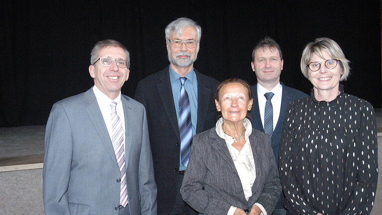 Bei der Verabschiedung (von links): Oberstudiendirektor Wolfgang Klose, Wendelin Seufert, Marie Maes, Bürgermeister Thomas Helbling und Catherine Fricoteaux. Bei der Verabschiedung (von links): Oberstudiendirektor Wolfgang Klose, Wendelin Seufert, Marie Maes, Bürgermeister Thomas Helbling und Catherine Fricoteaux.