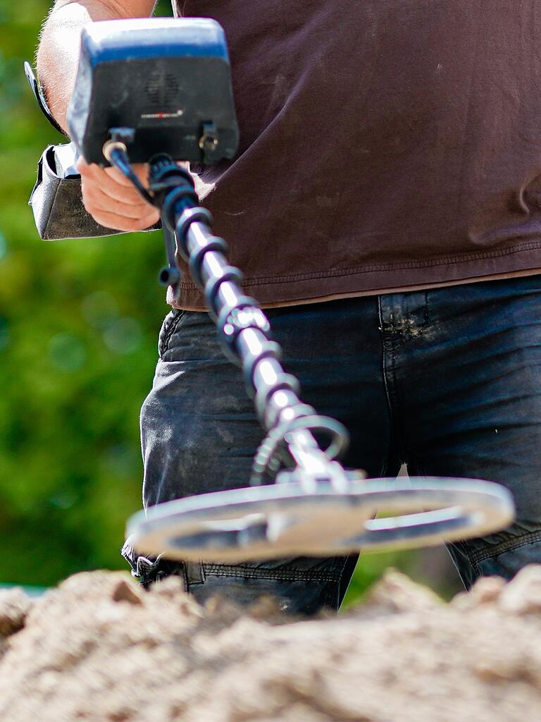 Ein Metallsuchgerät: Mit der Spule suchen Sondengänger nach Gegenständen in der Erde. Archäologische Funde müssen dem Landesamt für Denkmalpflege gemeldet werden. Ein Metallsuchgerät: Mit der Spule suchen Sondengänger nach Gegenständen in der Erde. Archäologische Funde müssen dem Landesamt für Denkmalpflege gemeldet werden.