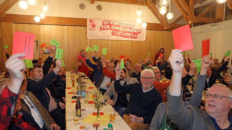 Die grünen Karten überwogen eindeutige im Pfarrheim von Arnstein bei der Frage, ob die B26n nötig sei. Nur wenige "Grüne" zeigten die rote Karte. Die grünen Karten überwogen eindeutige im Pfarrheim von Arnstein bei der Frage, ob die B26n nötig sei. Nur wenige "Grüne" zeigten die rote Karte.