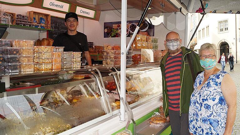 Petra und Dietmar Jung kaufen gern auf dem Grünen Markt ein, zum Beispiel am Feinkoststand von Hafes Adel. Petra und Dietmar Jung kaufen gern auf dem Grünen Markt ein, zum Beispiel am Feinkoststand von Hafes Adel.