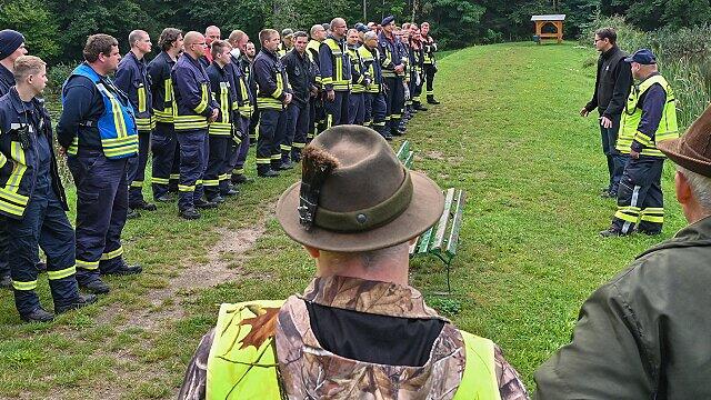 Afrikanische Schweinepest: Feuerwehr hilft suchen       -  Auf der Suche nach toten und erkrankten Wildschweinen helfen in Brandenburg auch Einsatzkräfte der Freiwilligen Feuerwehren mit. In Bayern gibt es einen Notfallplan &ndash; sollten auch hier erkrankte Tiere gefunden werden.