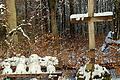 Das schneebedeckte Gipfelkreuz auf dem höchsten Spessartberg wird durch eine Garde Schneemänner 'bewacht'.