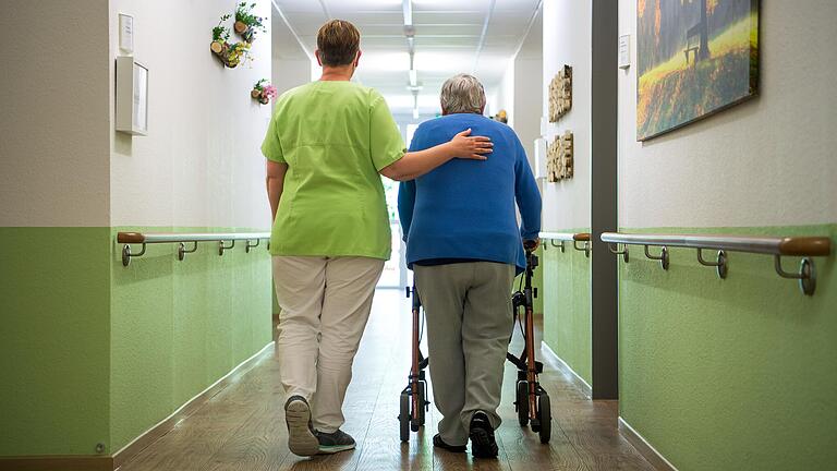 Bei steigender Zahl der Pflegebedürftigen gibt es zu wenig Pflegekräfte. Auch im Landkreis Rhön-Grabfeld ist in den meisten Bereichen die Nachfrage größer als das Angebot (Symbolbild). Bei steigender Zahl der Pflegebedürftigen gibt es zu wenig Pflegekräfte. Auch im Landkreis Rhön-Grabfeld ist in den meisten Bereichen die Nachfrage größer als das Angebot (Symbolbild).