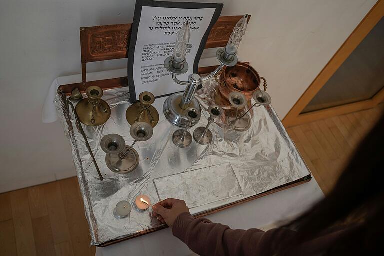 An Schabbat, dem jüdischen Ruhetag, zünden Gläubige wie Rivkah (Name geändert) zwei Kerzen in der Synagoge an.&nbsp;